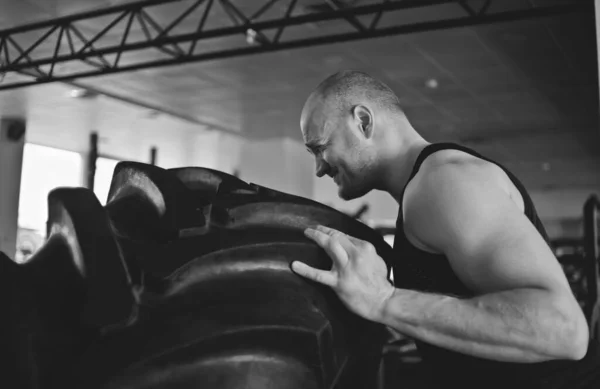 Hombre Fuerte Coge Una Rueda Goma Pesada Entrenamiento Funcional — Foto de Stock