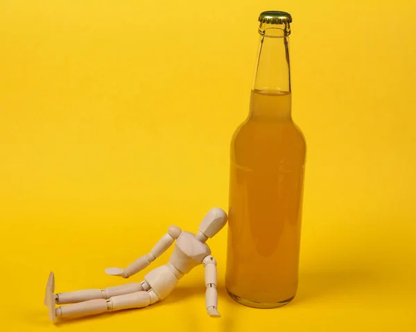 Alcoholisme Houten Pop Flesje Bier Gele Achtergrond — Stockfoto