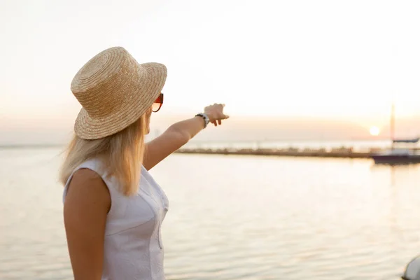 Молодая Женщина Шьялпе Показывает Свой Палец Небу Восходе Солнца Пляже — стоковое фото