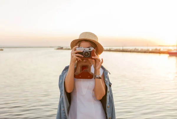 Wanita Muda Mengambil Foto Kamera Saat Matahari Terbit Laut Perjalanan — Stok Foto