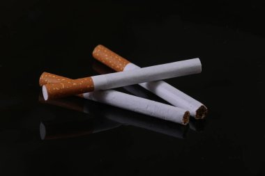 sigaralar siyah arkaplanda izole