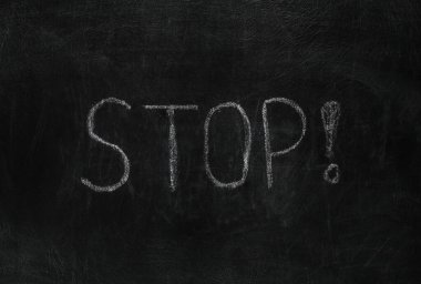 Kelime dur! Tahtaya tebeşirle çizilmiş el