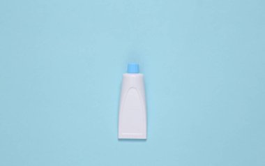 Mavi arka planda diş macunu tüpü. Üst Manzara. Minimalizm