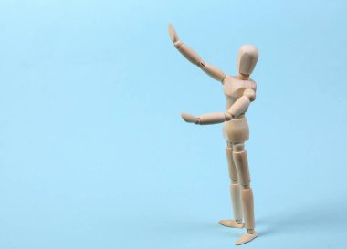 Ahşap kukla mavi arka planda izole edildi