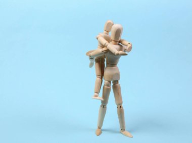 Aile kavramı. Babalık. Çocuklarla vakit geçirmek. İki kukla baba ve oğul birlikte vakit geçiriyorlar. Mavi arka planda oynuyorlar.