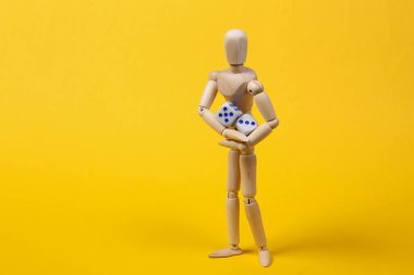 Sarı zarı tutan tahta kukla.