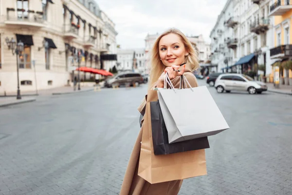 Leuke Aantrekkelijke Shopaholic Vrouw Herfst Jas Met Veel Papieren Boodschappentassen — Stockfoto