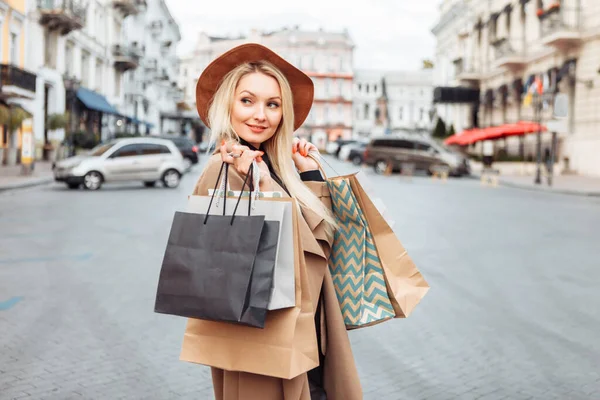 Roztomilé Atraktivní Shopaholic Žena Podzimním Kabátu Klobouk Drží Mnoho Papírových — Stock fotografie
