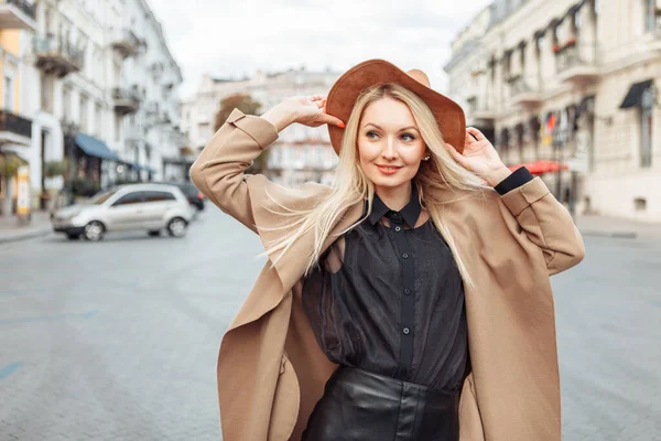 Portrét Mladé Stylové Blondýny Podzimním Kabátě Plstěném Klobouku Evropském Městě — Stock fotografie