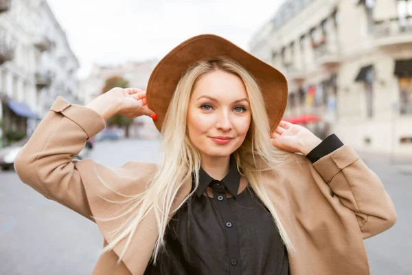 Porträtt Ung Snygg Blond Kvinna Höstrock Och Filthatt Europeisk Stad — Stockfoto