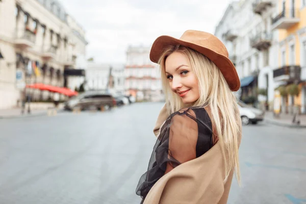 Портрет Молодой Стильной Блондинки Осеннем Пальто Войлочной Шляпе Европейском Городе — стоковое фото