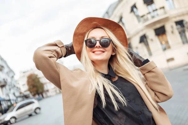 欧洲城市里穿着秋衣 太阳镜 手套和毛毡帽的年轻金发女子的画像 漂亮迷人的女孩 — 图库照片