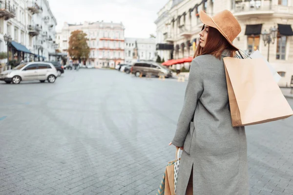Mulher Engraçada Shopaholic Atraente Bonito Casaco Outono Chapéu Segurando Muitos — Fotografia de Stock