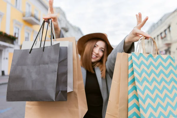 Χαριτωμένο Ελκυστική Shopaholic Αστεία Γυναίκα Φθινόπωρο Παλτό Και Καπέλο Που — Φωτογραφία Αρχείου