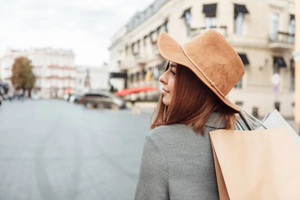 Χαριτωμένο Ελκυστική Shopaholic Αστεία Γυναίκα Φθινόπωρο Παλτό Και Καπέλο Που — Φωτογραφία Αρχείου