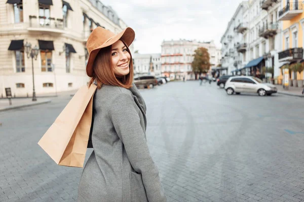 Cute Atrakcyjne Zakupoholiczka Zabawna Kobieta Jesiennym Płaszczu Kapelusz Trzyma Wiele — Zdjęcie stockowe