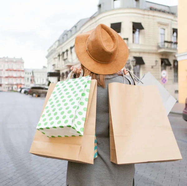 Χαριτωμένο Ελκυστική Shopaholic Γυναίκα Φθινοπωρινό Παλτό Και Καπέλο Κρατώντας Πολλές — Φωτογραφία Αρχείου