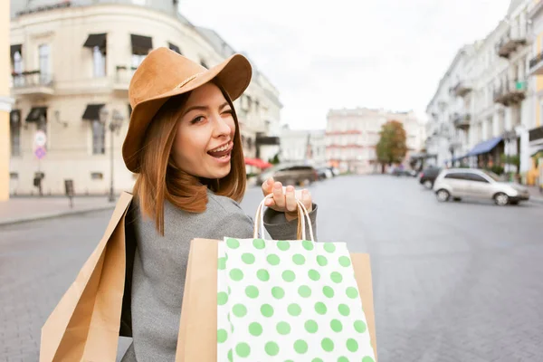 Roztomilý Atraktivní Šťastný Shopaholic Žena Podzimním Kabátu Klobouk Drží Mnoho — Stock fotografie