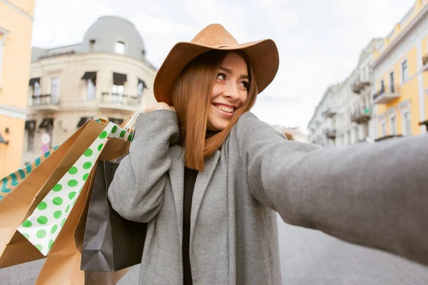 Szelfi Portré Aranyos Vonzó Boldog Shopaholic Őszi Kabát Kalap Gazdaság — Stock Fotó