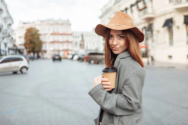 대여성 코트를 유럽의 도시를 모자를 느꼈습니다 — 스톡 사진