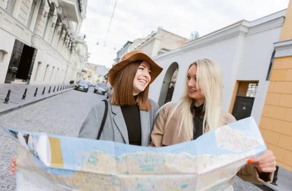 Дві Усміхнені Дівчини Туриста Осіннього Одягу Тримають Карту Міста Орієнтуються — стокове фото