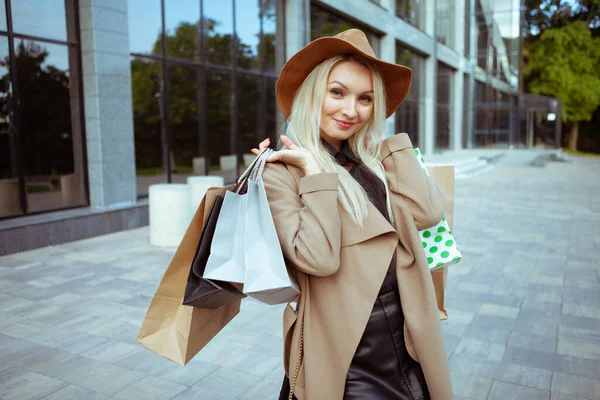 Aranyos Vonzó Boldog Shopaholic Őszi Kabát Kalap Gazdaság Sok Papír — Stock Fotó