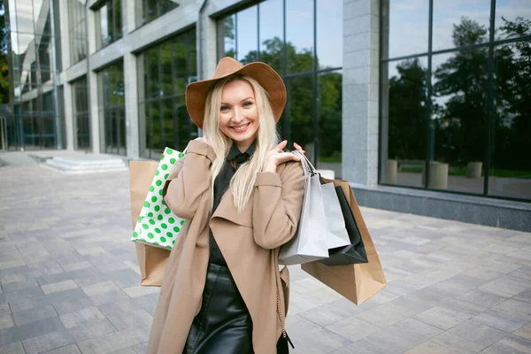 Χαριτωμένο Ελκυστική Ευτυχισμένη Shopaholic Γυναίκα Φθινόπωρο Παλτό Και Καπέλο Κρατώντας — Φωτογραφία Αρχείου