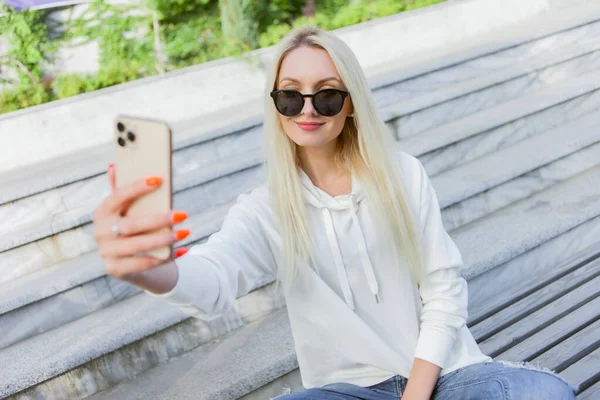 Jovem Mulher Loira Atraente Óculos Sol Faz Selfie Enquanto Sentado — Fotografia de Stock