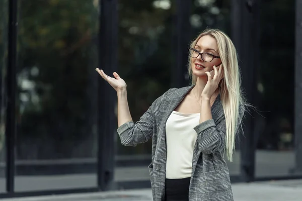 Attraktive Blonde Geschäftsfrau Telefoniert Vor Dem Hintergrund Von Geschäftsbüros — Stockfoto