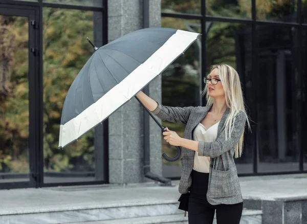 Blonde Geschäftsfrau Mit Regenschirm Hintergrund Eines Geschäftsbüros Warten Auf Den — Stockfoto