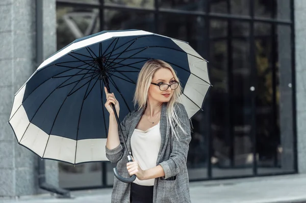 Blonde Geschäftsfrau Mit Regenschirm Hintergrund Eines Geschäftsbüros Warten Auf Den — Stockfoto