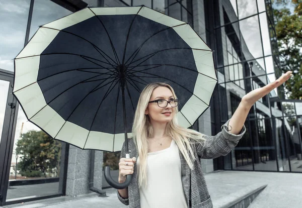 Blonde Geschäftsfrau Hält Regenschirm Der Hand Und Kontrolliert Regen — Stockfoto