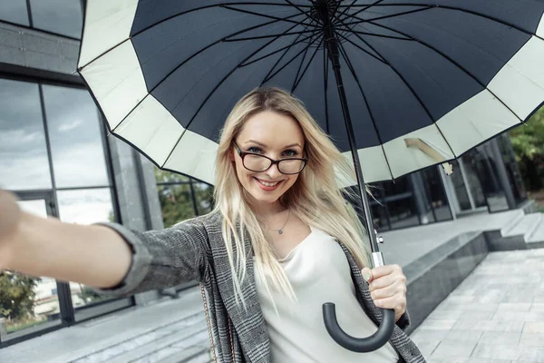 Glückliche Geschäftsfrau Öffnen Regenschirm Auf Dem Hintergrund Eines Geschäfts Büro — Stockfoto