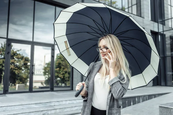 Glückliche Geschäftsfrau Die Einen Regenschirm Umklammert Und Hintergrund Ihres Büros — Stockfoto