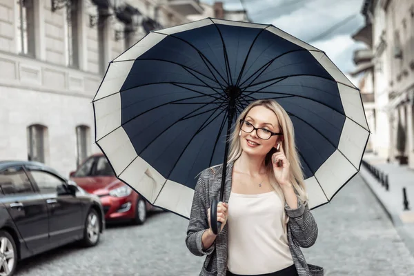 Blonde Geschäftsfrau Mit Regenschirm Der Stadtstraße Warten Auf Den Regen — Stockfoto