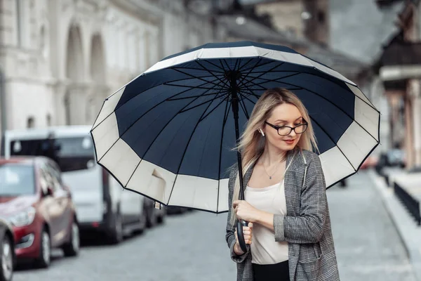 Blonde Geschäftsfrau Mit Regenschirm Der Stadtstraße Warten Auf Den Regen — Stockfoto