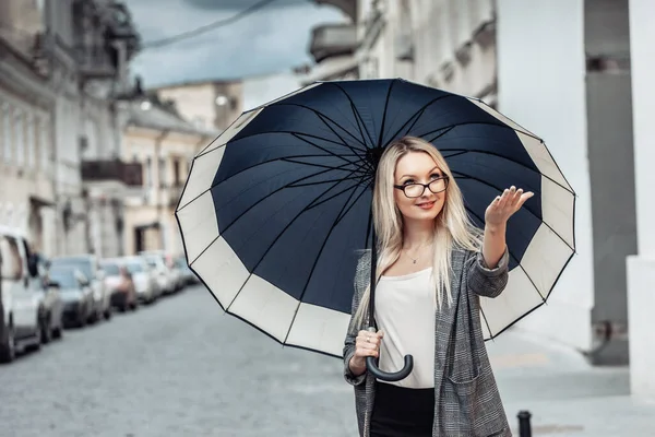 Blonde Geschäftsfrau Hält Regenschirm Der Hand Und Kontrolliert Regen Der — Stockfoto