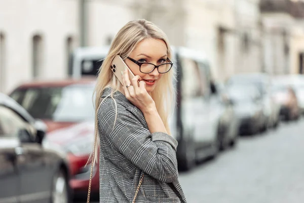 Berufstätige Frau Business Anzug Telefoniert Auf Der Straße — Stockfoto