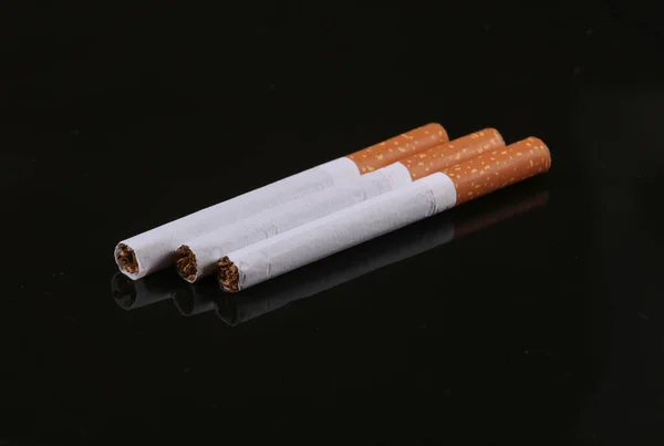 Cigaretter Isolerade Svart Bakgrund — Stockfoto