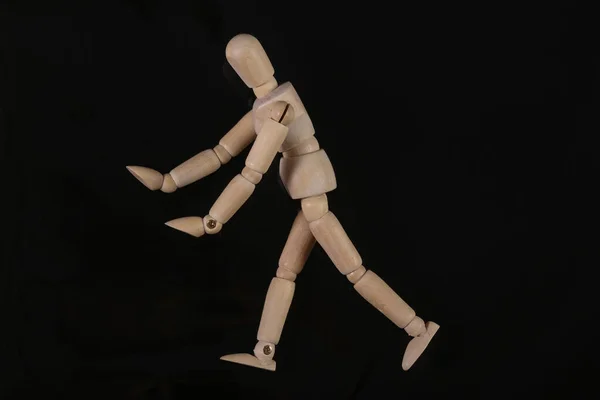黑色背景下孤立的悲伤木木偶人人体模型 — 图库照片