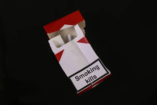 Rumpad Blank Förpackning Med Cigaretter Isolerad Svart Bakgrund — Stockfoto