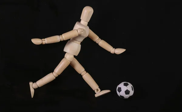 Dřevěné Loutkové Figuríny Hrát Fotbalovým Míčem Izolované Černém Pozadí — Stock fotografie