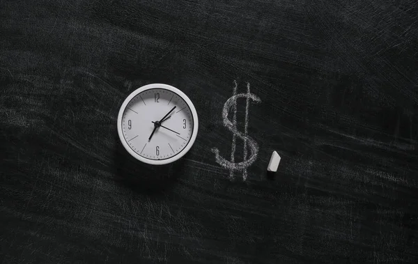 美元符号粉笔手绘在黑板和钟上 时间就是金钱 — 图库照片