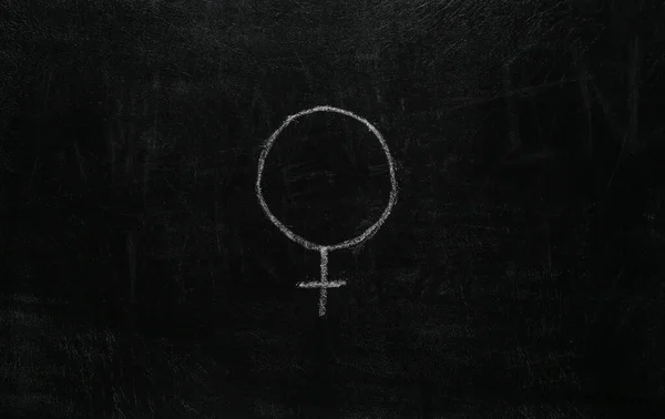 ブラックボード上のチョークで描かれた金星の性別女性のシンボル手 — ストック写真