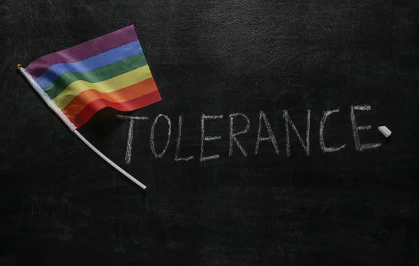 Lgbt Szivárvány Zászló Tolerancia Szó Kréta Kézzel Rajzolt Táblán — Stock Fotó