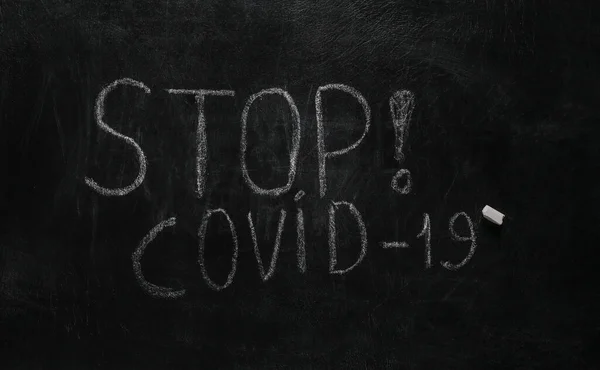 Λέξεις Σταματούν Χέρι Κιμωλίας Covid Ζωγραφισμένο Στον Πίνακα — Φωτογραφία Αρχείου