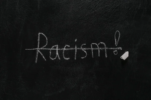 Strikethrough Słowo Rasizm Napisane Kredą Tablicy — Zdjęcie stockowe