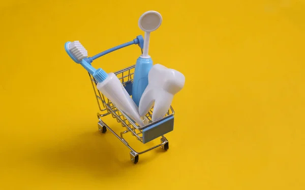 Equipo Dentista Juguete Carro Compras Sobre Fondo Amarillo — Foto de Stock