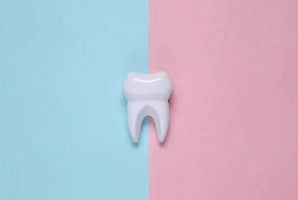 Fake Zahn Auf Rosa Blauem Hintergrund Ansicht Von Oben — Stockfoto
