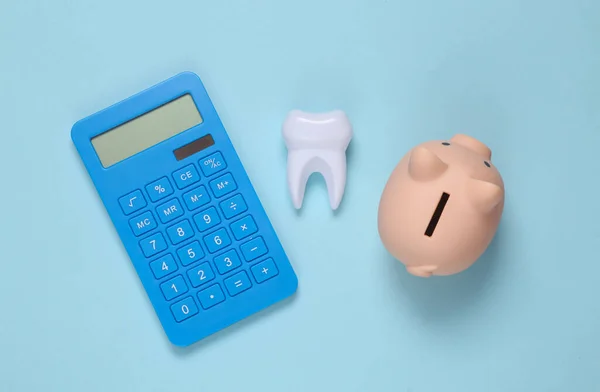 Custos Tratamento Dentário Piggy Bank Calculadora Dente Sobre Fundo Azul — Fotografia de Stock